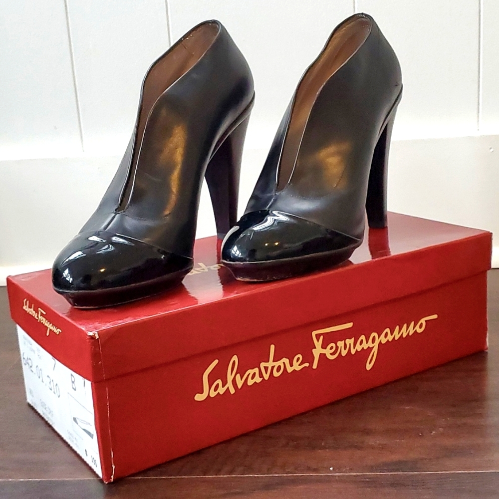 Salvatore Ferragamo V Shaped Black Leather Cap Toe Booties Ankle Boots Size 7 B